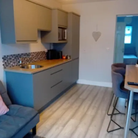 Compact One Bed Near Of 아파트 Limerick Junction
